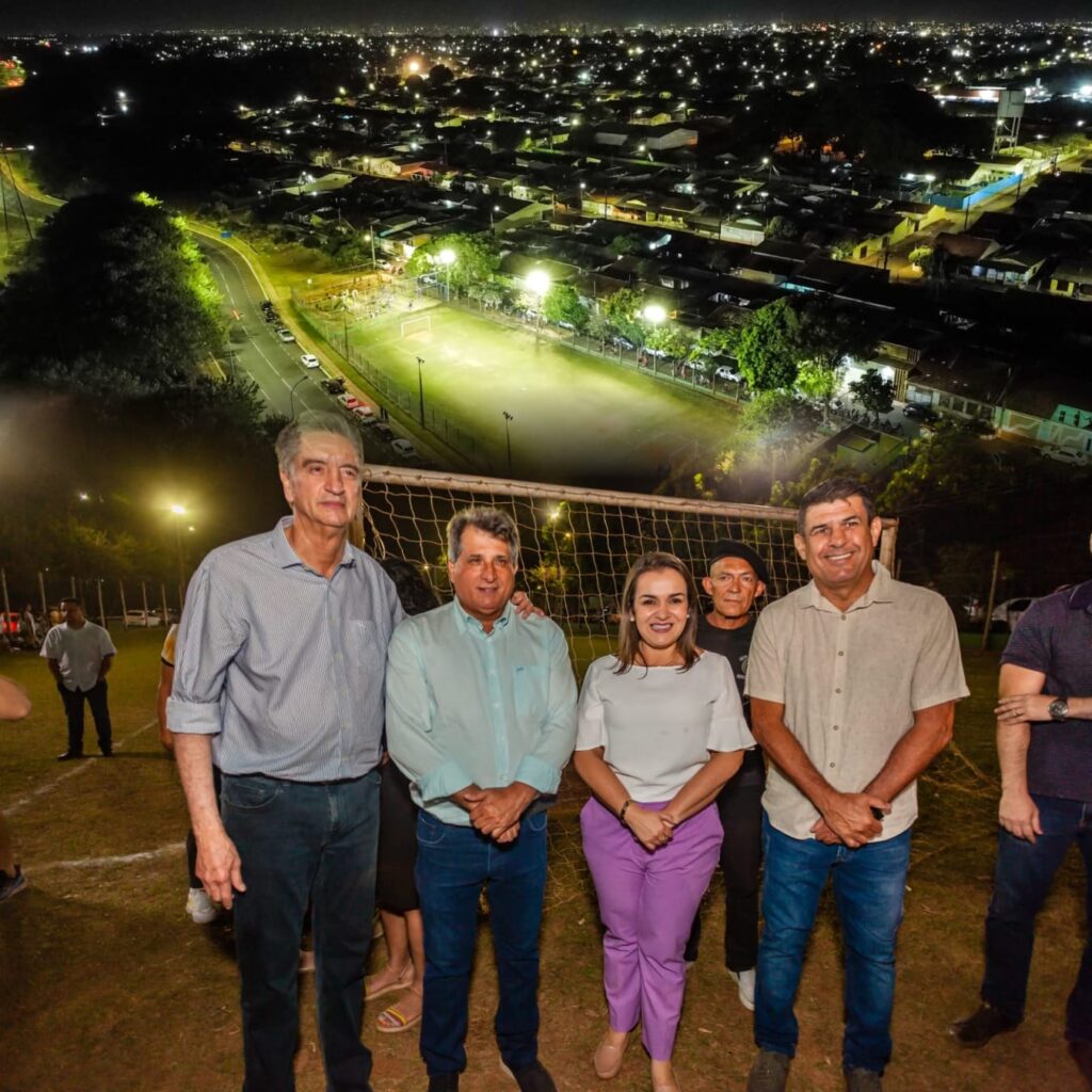 Ao lado da prefeita Adriane e do deputado Dagoberto, Ademir Santana entrega reforma do campo do Bonança