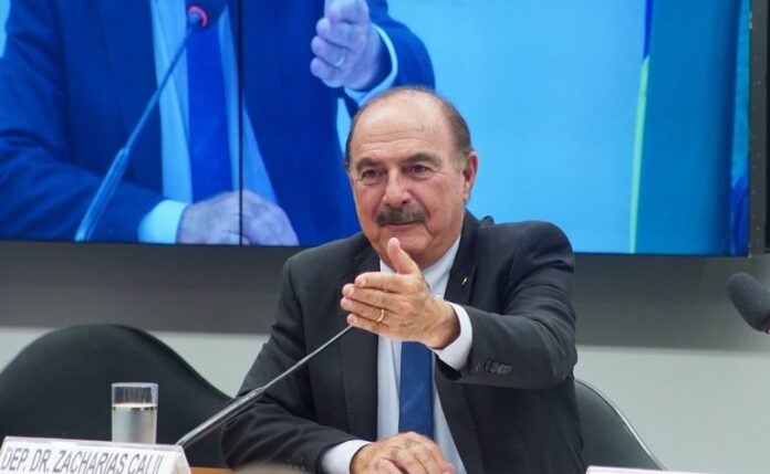 Zacharias Calil fala durante reunião de comissão