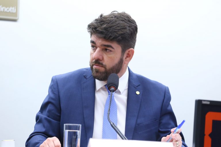Audiência Pública - Debater o Projeto de Lei nº 1126 de 2021, que trata do piso salarial dos Agentes de Vigilância Sanitária. Dep. Zé Vitor (PL - MG).