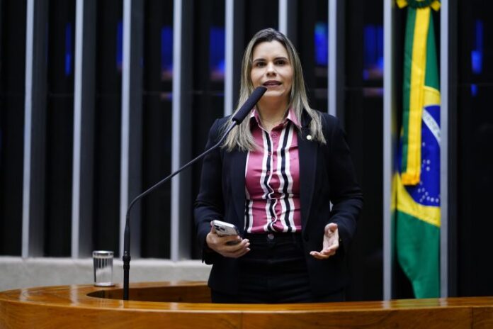 Clarissa Tércio discursa na tribuna do Plenário