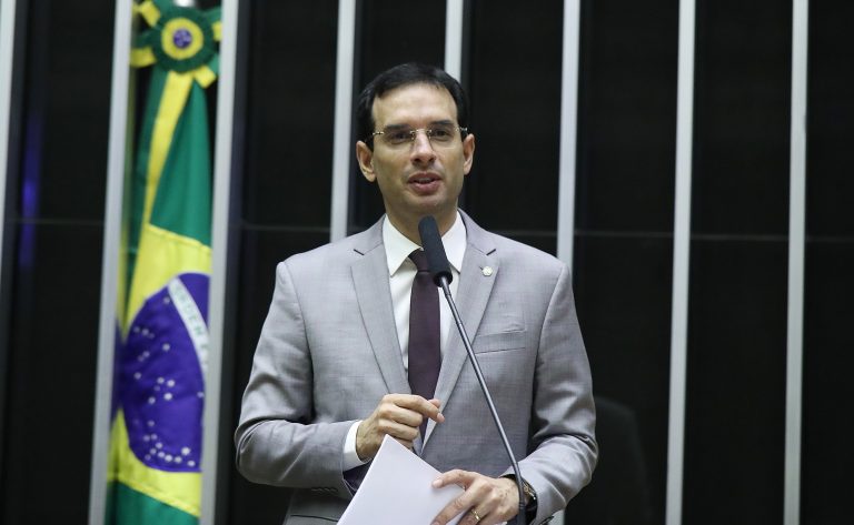 Deputado Leo Prates fala ao microfone