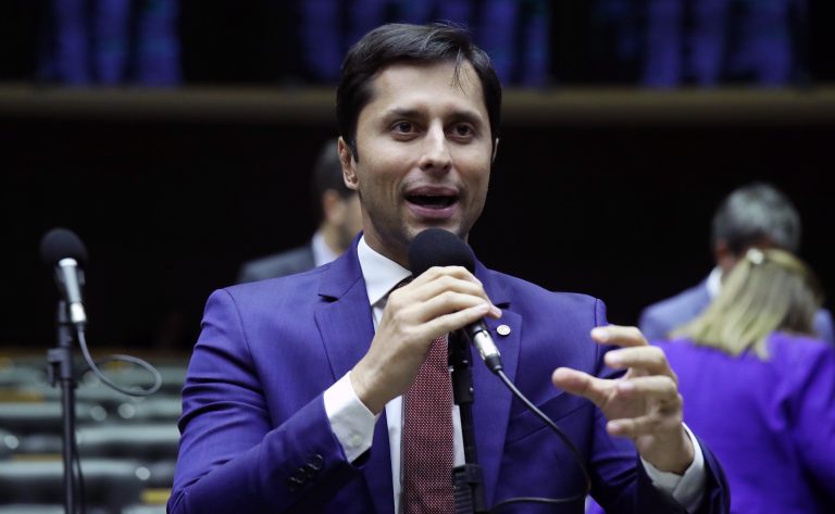 Deputado Duarte Jr. fala ao microfone