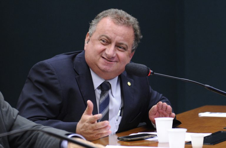 Miguel Lombardi fala em reunião de comissão