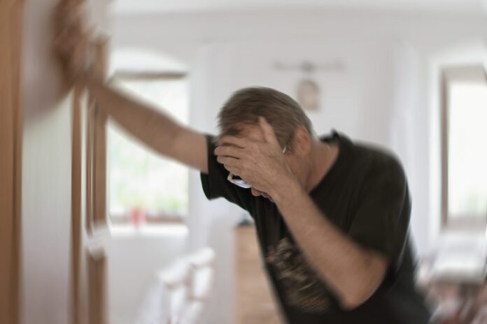 Homem que sofre de vertigem ou tontura ou outro problema de saúde do cérebro ou ouvido interno Acidente vascular cerebral AVC