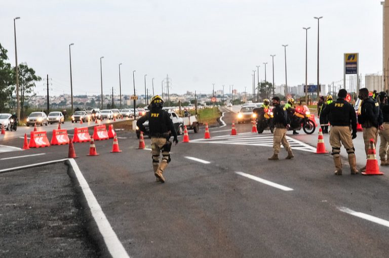 Polícia rodoviária faz blitz numa rodovia