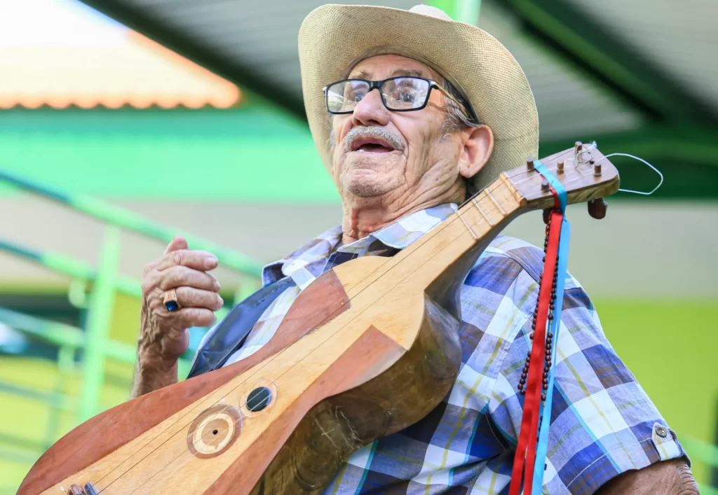 Cria do Pantanal, mestre Sebastião ensina viola de cocho por todo MS