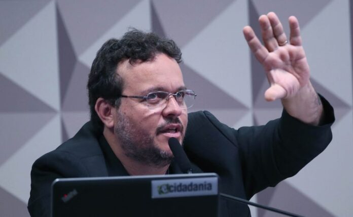 Tomada de depoimentos. Jornalista Fotográfico, Adriano Machado.