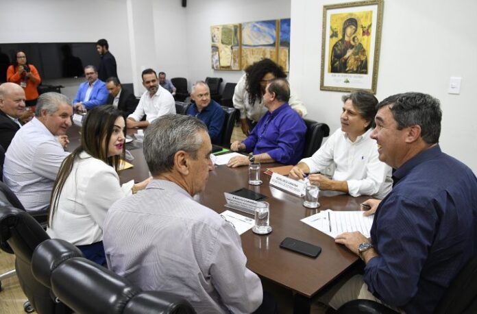 Governador recebe comitiva de Japorã para discutir obras de infraestrutura