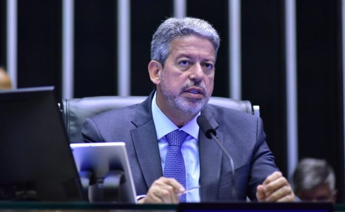 Presidente da Câmara dos Deputados, Arthur Lira, fala ao microfone