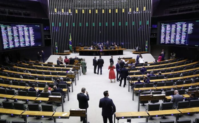 Deputados reunidos no plenário