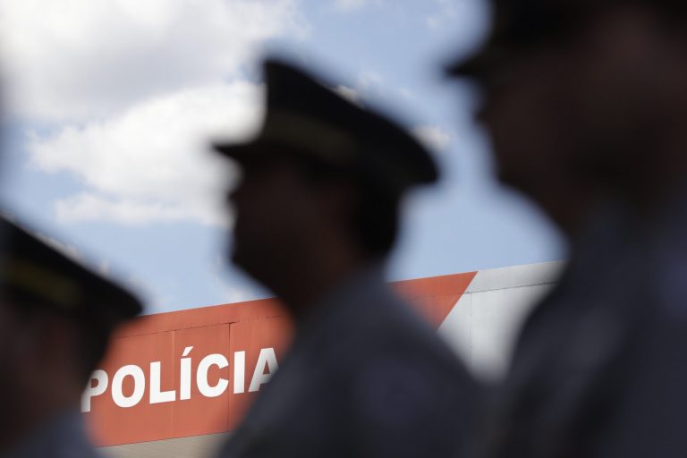 Policiais de perfil e desfocados