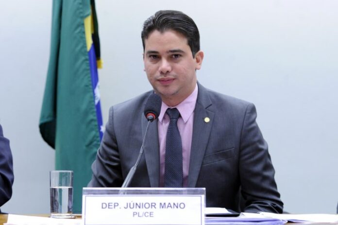 Júnior Mano participa de audiência pública em comissão