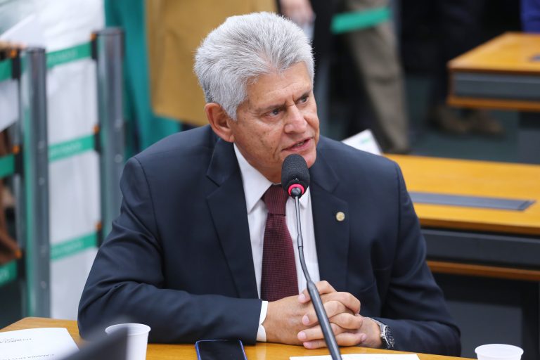 Afonso Motta fala durante reunião de comissão
