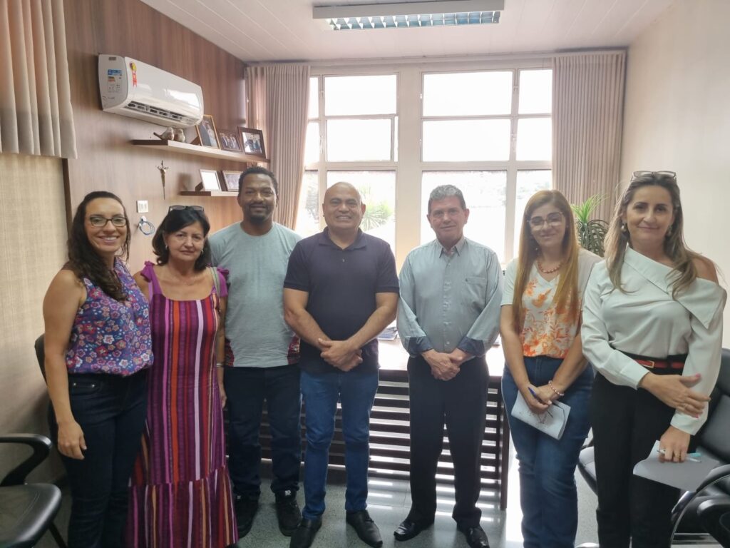 Ronilço Guerreiro e representantes da comunidade Tia Eva definem com prefeitura nova sede da USF