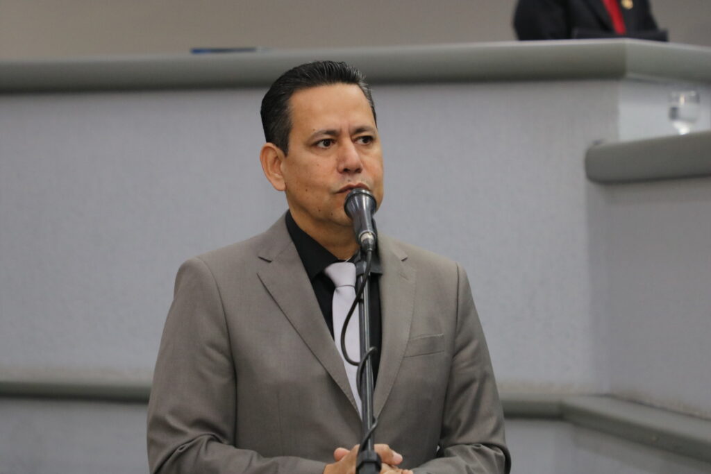 Vereador Clodoilson Pires solicita sinalização de via e patrolamento em bairros de Campo Grande