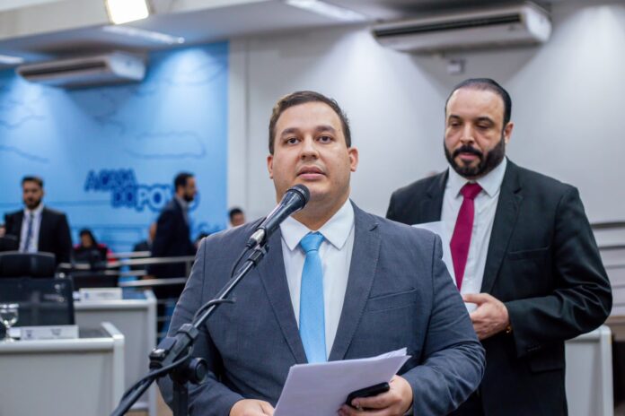 William Maksoud reivindica manutenções de calçadas em vários bairros