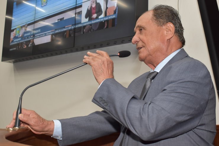 Zé Teixeira solicita aparelho de raio-x para Angélica