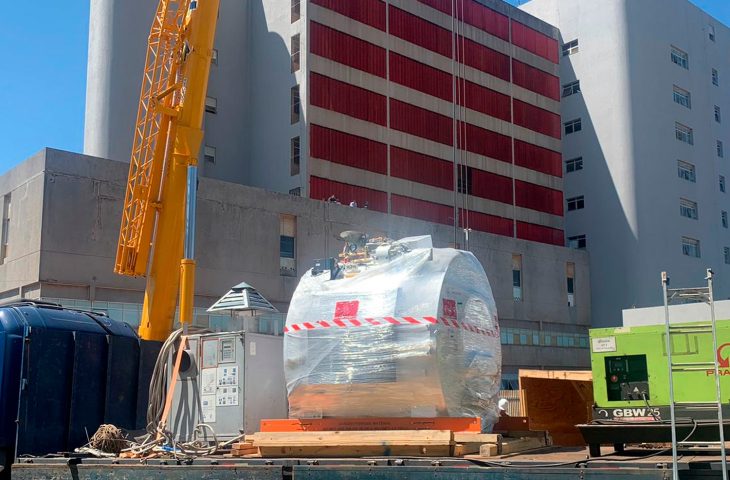 Com auxílio de guindaste, peças do aparelho de ressonância magnética são descarregadas no HRMS