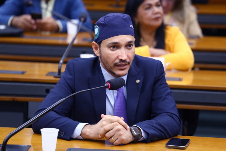 Deputado Dr. Fernando Máximo (União-RO) fala em comissão da Câmara dos Deputados