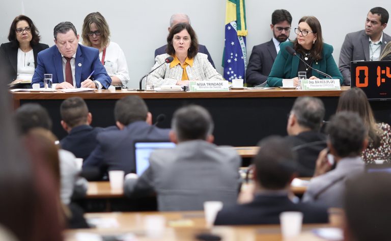 Caos da Saúde Pública Federal RJ e medicamentos sem registro da ANVISA - Esclarecimentos acerca do caos da Saúde Pública Federal do RJ e aquisição de medicamentos sem registro da Anvisa. Ministra da Saúde, Nísia Trindade.