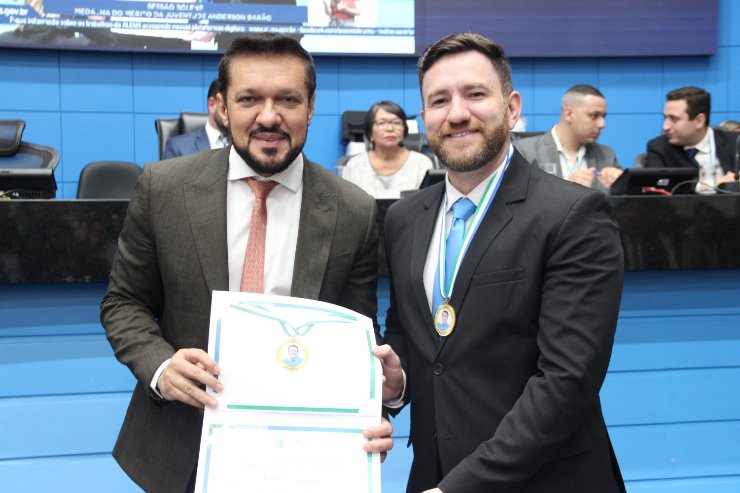 Deputado Lucas de Lima entrega Medalha da Juventude “Anderson Barão”