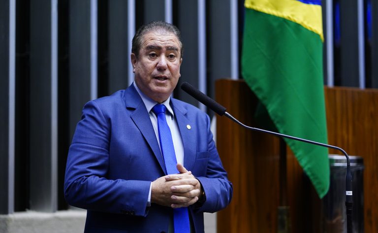 Jonas Donizette discursa na tribuna do Plenário