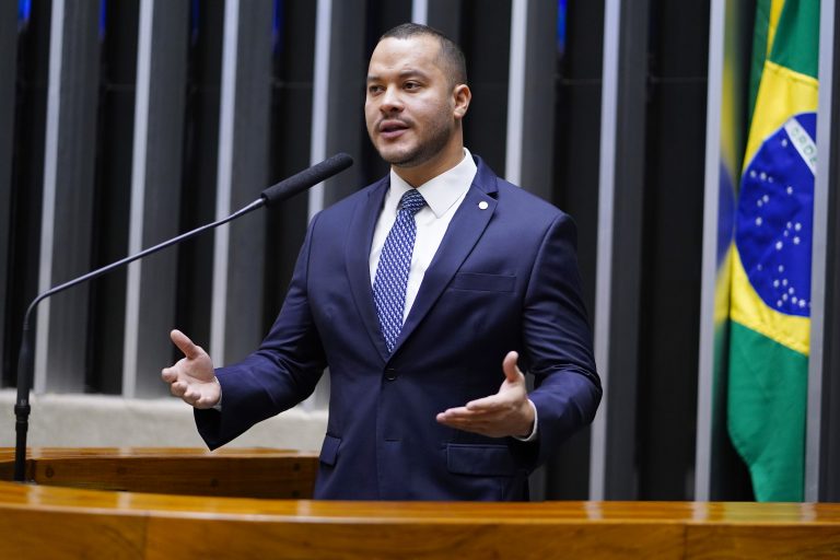 Deputado Adail Filho fala ao microfone