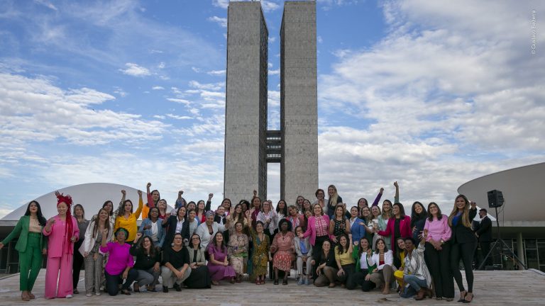 Deputadas recriam foto histórica da "bancada do batom", feita na promulgação da Constituição de 88