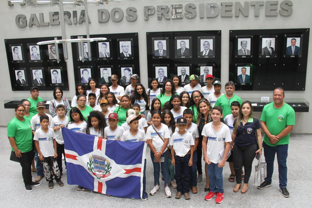 Estudantes de Coxim visitam a sede do Poder Legislativo