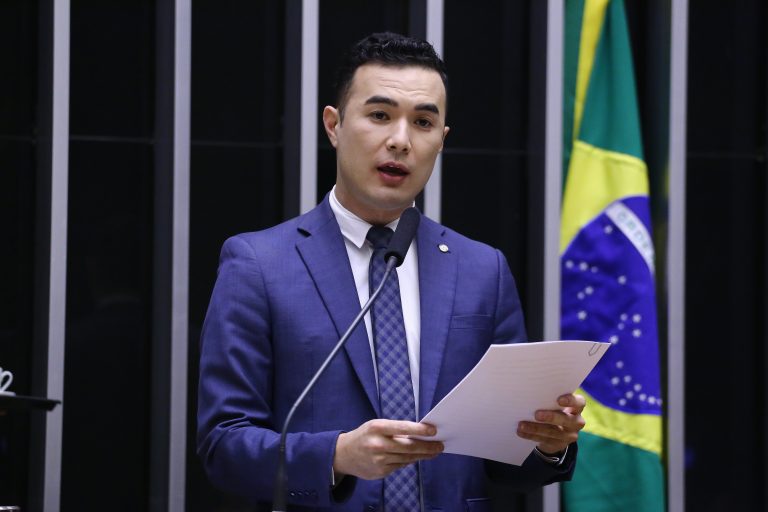 Deputado Pedro Aihara fala ao microfone