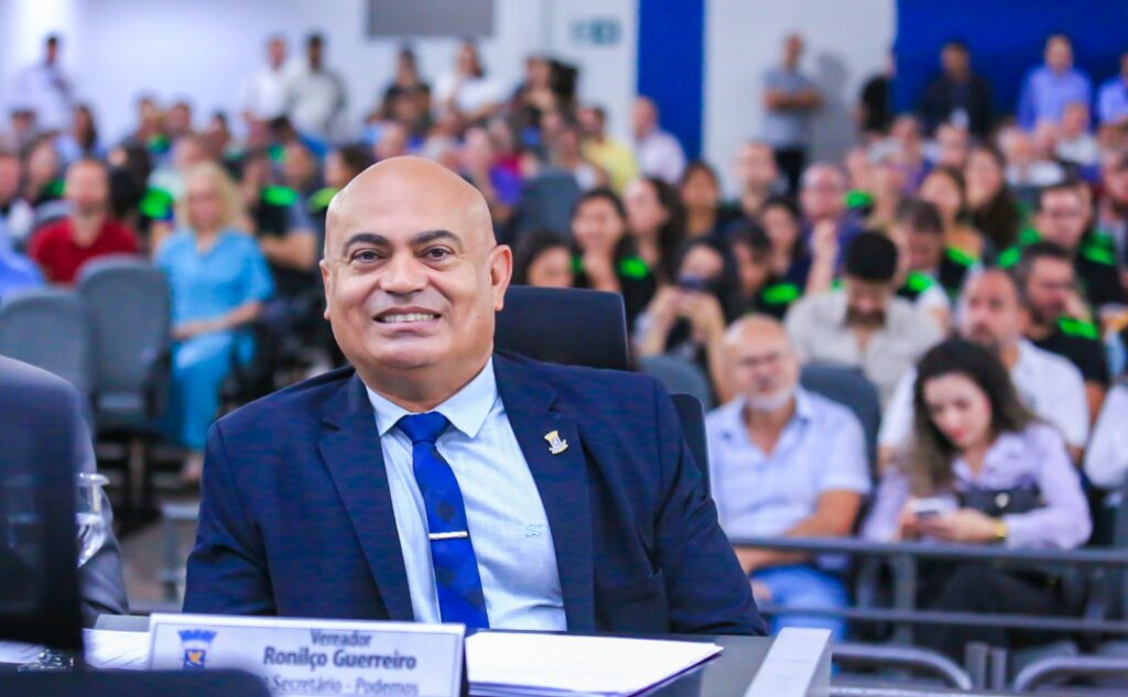 Usuários do transporte coletivo reclamam de escuridão nos pontos de ônibus e pedem ajuda do vereador Ronilço Guerreiro