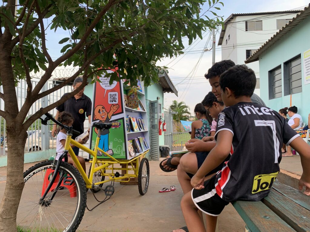 Bike da Leitura é sucesso nas escolas de Campo Grande e tem ajudado na formação de novos leitores