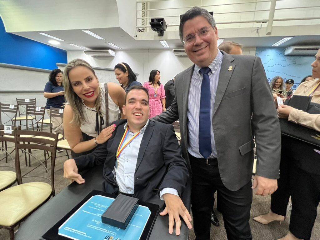 Caio Henrique e Rosana Queiroz são homenageados pelo vereador Dr. Victor Rocha com a Medalha Legislativa “Luta pela Acessibilidade e Inclusão”.