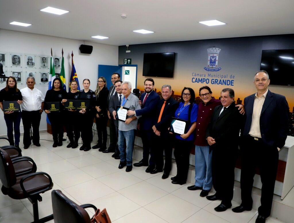 Carlão entrega Medalha à artista plástico e funcionária pública, e congratulação à policiais penais por ato de bravura