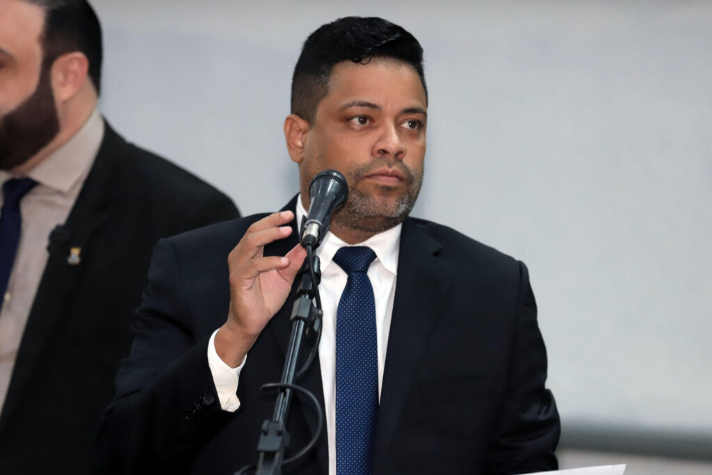 Escola Municipal do bairro Guanandi homenageia educador por meio de projeto do Professor Riverton