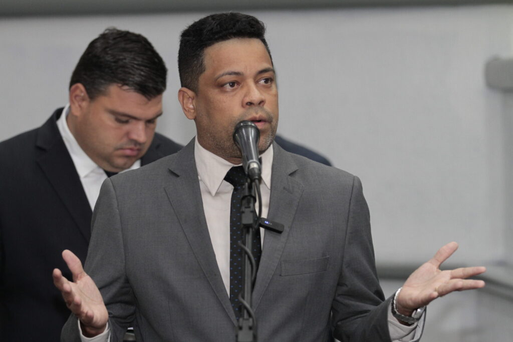 Indicação do Professor Riverton soluciona problema de iluminação em ruas do Tiradentes