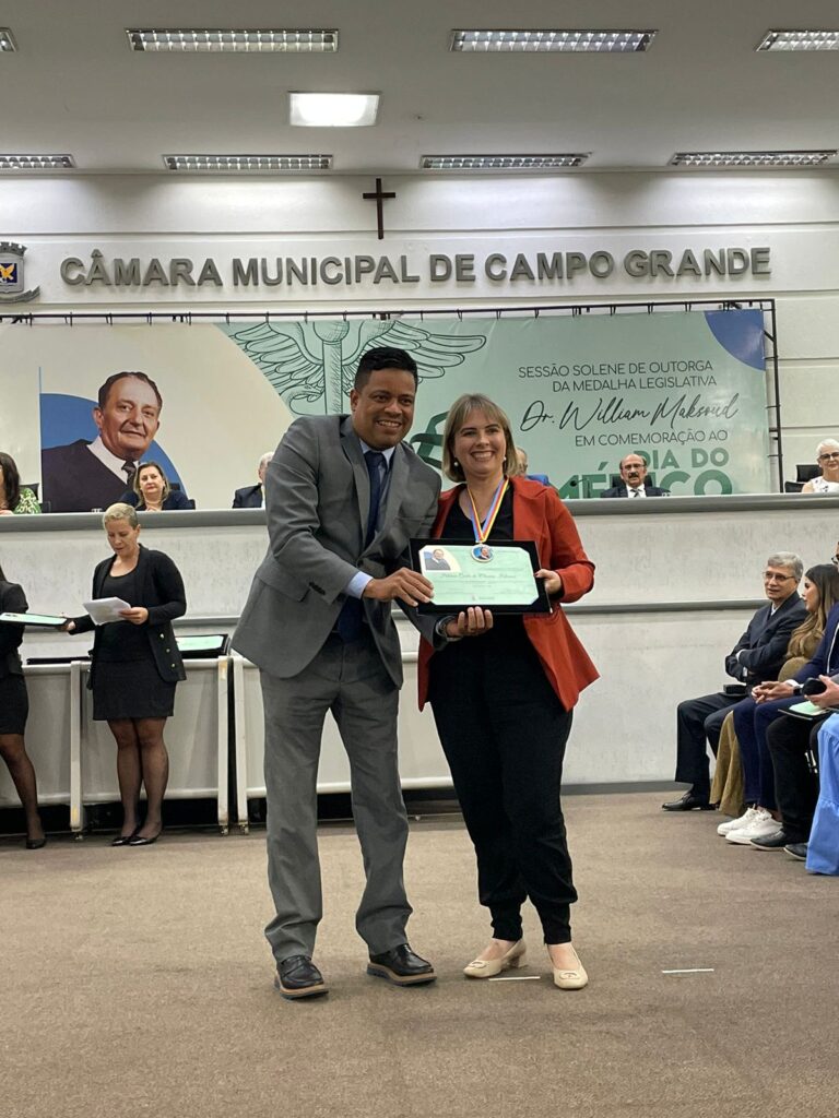 Médicos endocrinologista e cardiologista são homenageados pelo Professor Riverton em solenidade