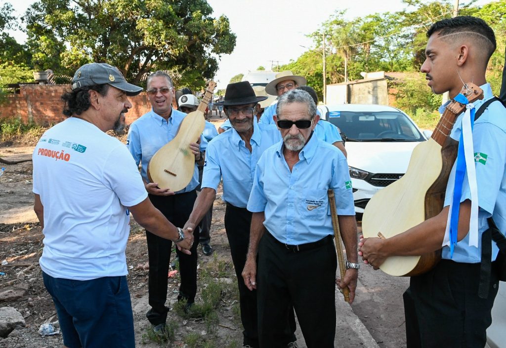 No museu onde a memória dos cururueiros faz morada, seu Sebastião reencontra irmãos da viola de cocho