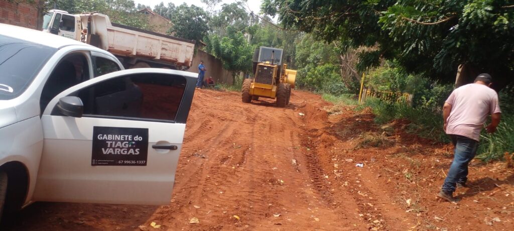 Operação de patrolamento e encascalhamento no Jardim Colorado, atende pedido do vereador Tiago Vargas