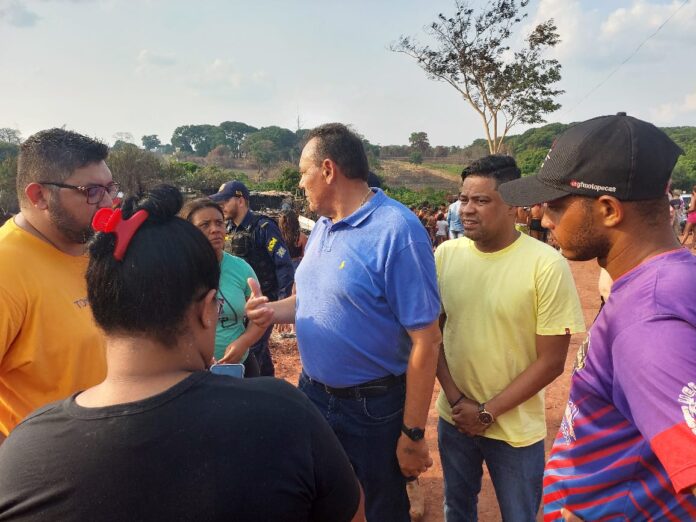 “Precisamos ajudar as famílias”, relata Professor Riverton após conversar com moradores da comunidade do Mandela