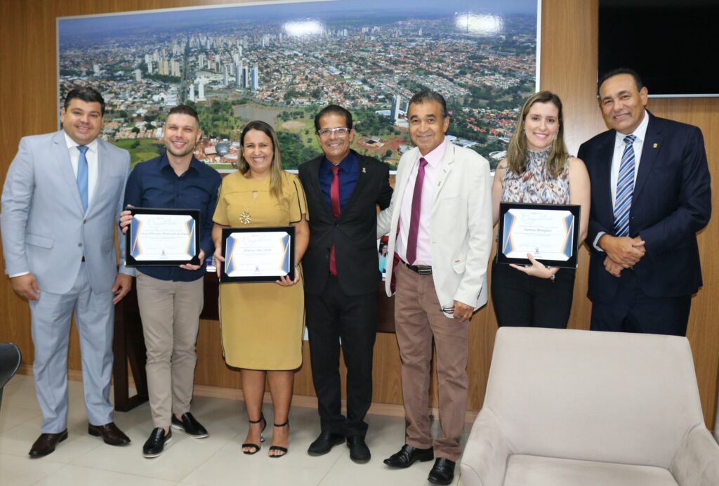 Presidente Carlão congratula secretário Lucas e chefe da Central de Matrículas pela campanha de matrículas da REME