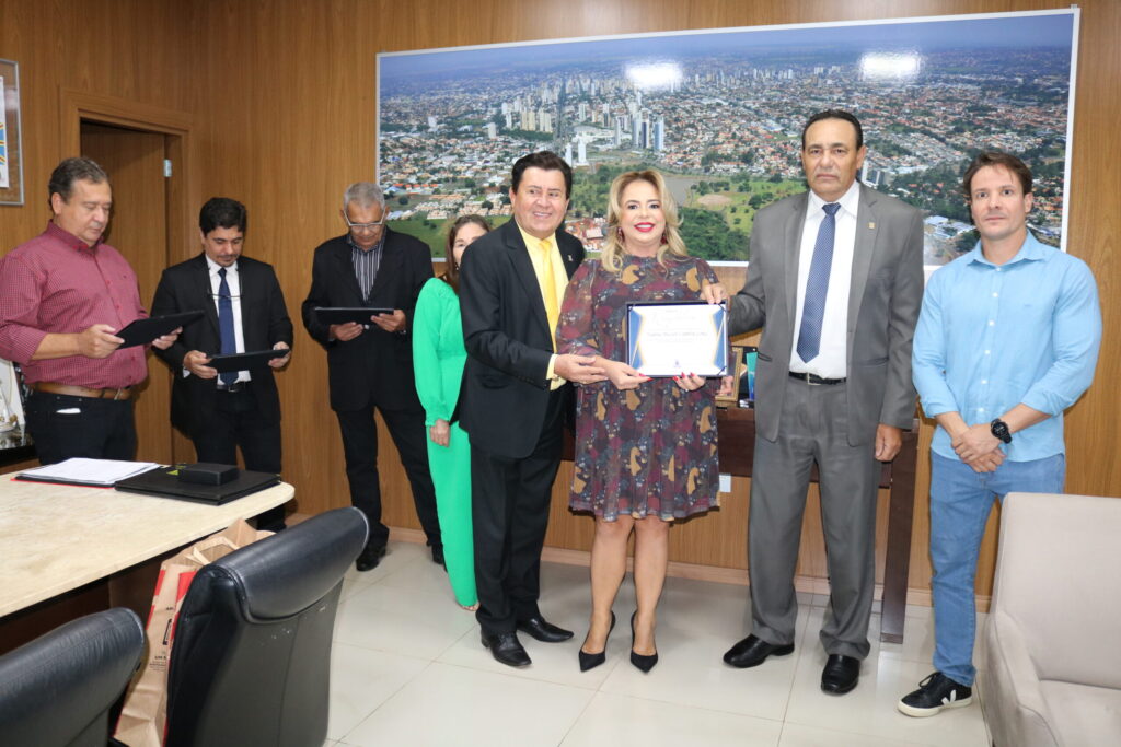 Presidente Carlão entrega Moção de Congratulações à escola  primeiro lugar no Enem em MS – “Colégio Classe A”
