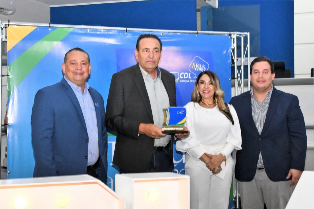 Presidente Carlão recebe Prêmio Destaque  do Varejo 2023 da CDL CG