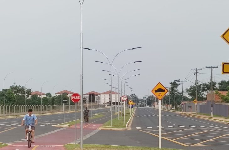 Sistema de iluminação com energia solar é ativado na Avenida dos Cafezais