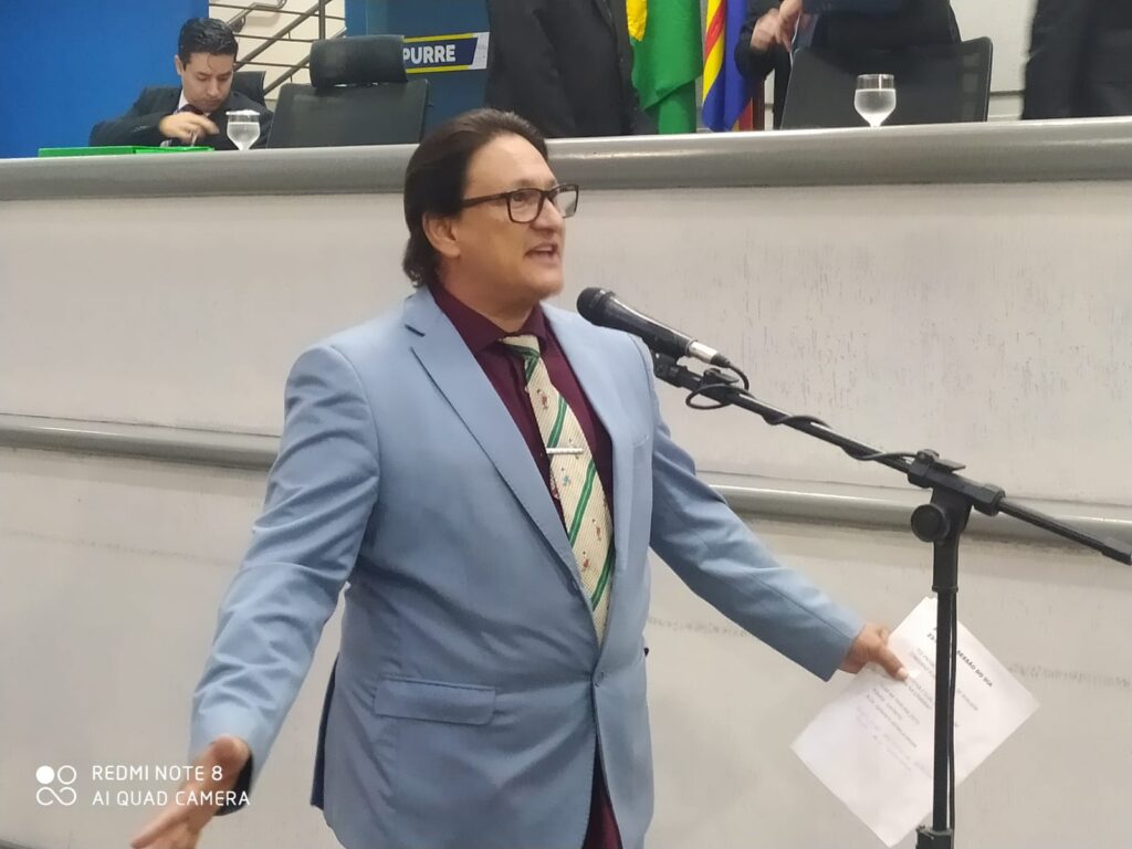 Tabosa pede drenagem de água na Rua Albert Sabin em frente a Praça Elias Gadia