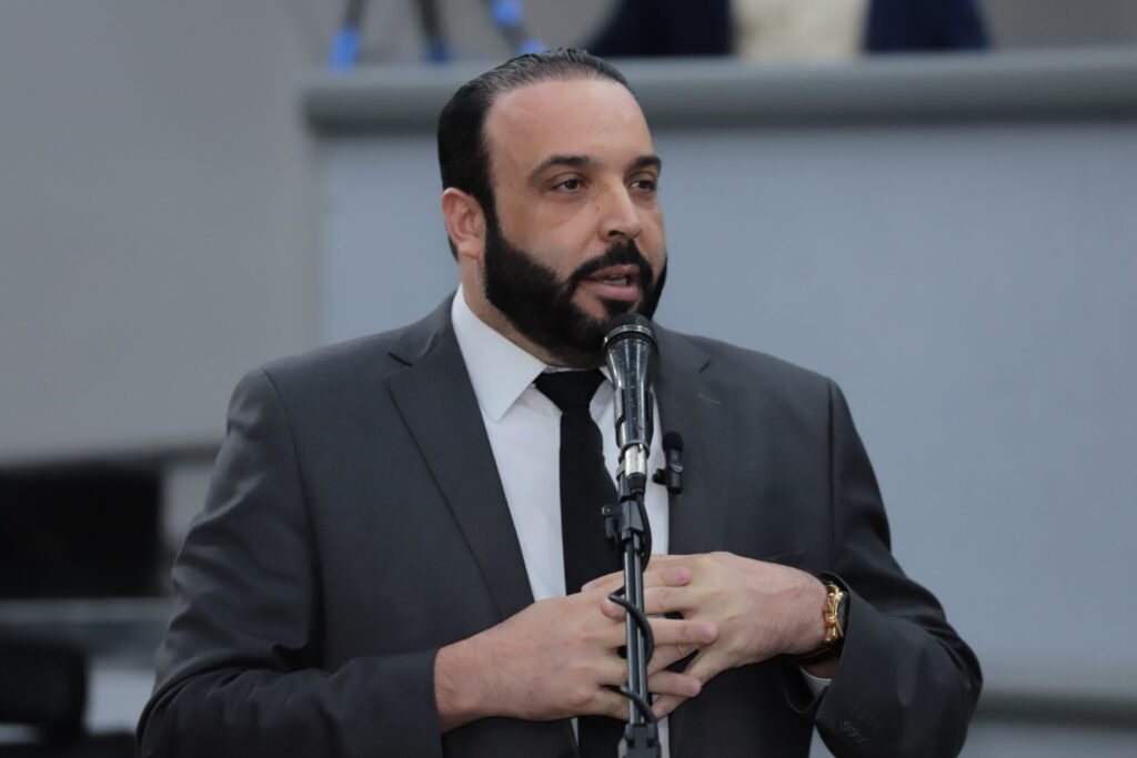 Tema da redação do Enem: Uma chamada à conscientização e à mudança.