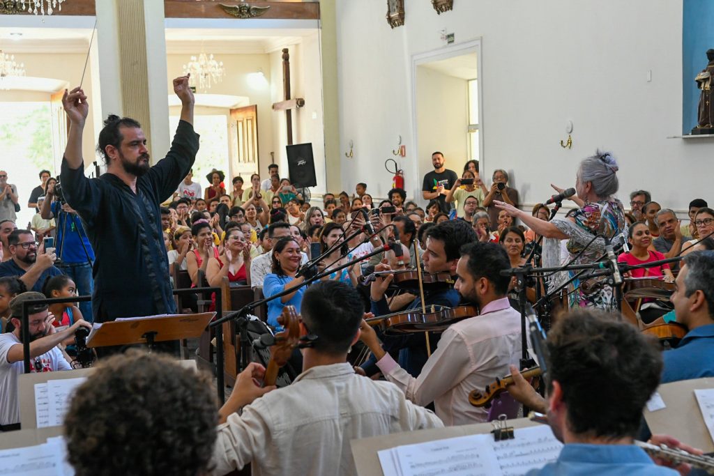 Tetê Espíndola e Orquestra de Maestro Martinelli brilham na Catedral em Corumbá