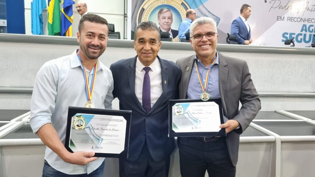 Vereador Ayrton Araújo do PT presta homenagem a agentes de segurança durante Sessão Solene na Câmara Municipal de Campo Grande