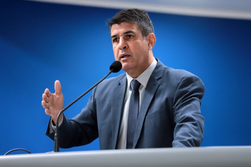 Vereador Beto Avelar repudia situação em banco com paciente em tratamento após AVC