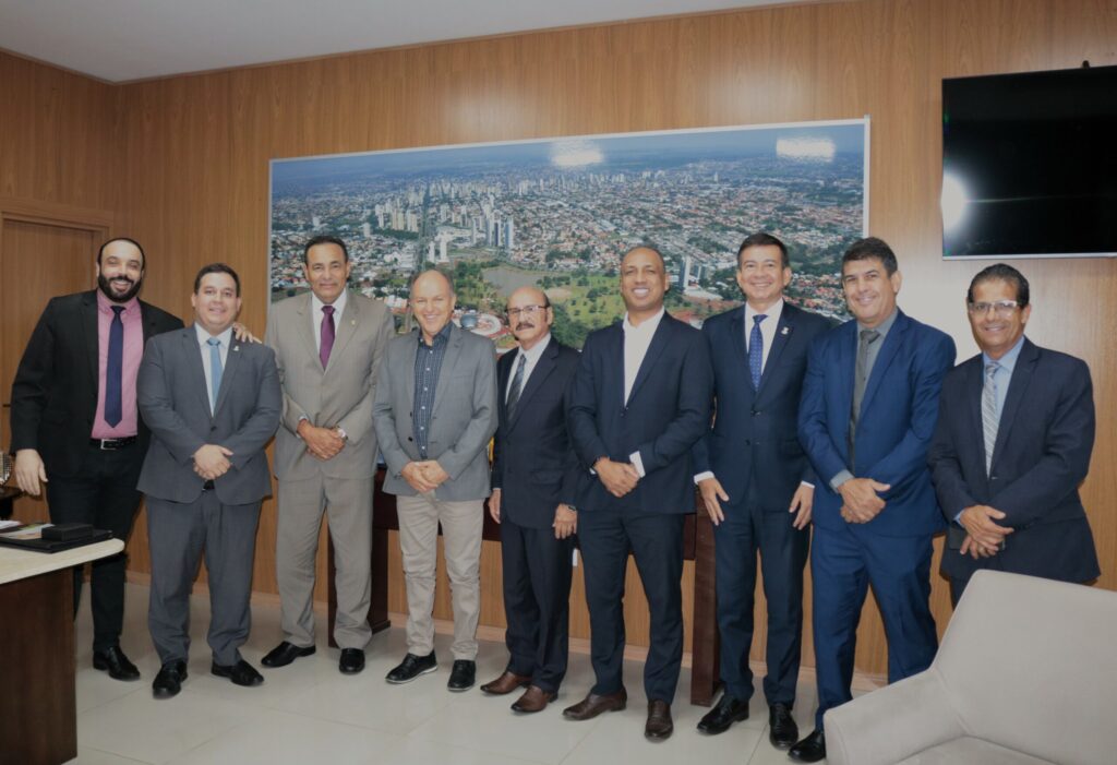 Vereador Carlão, Presidente da Câmara, recebe visita   institucional do deputado estadual, Junior Mochi